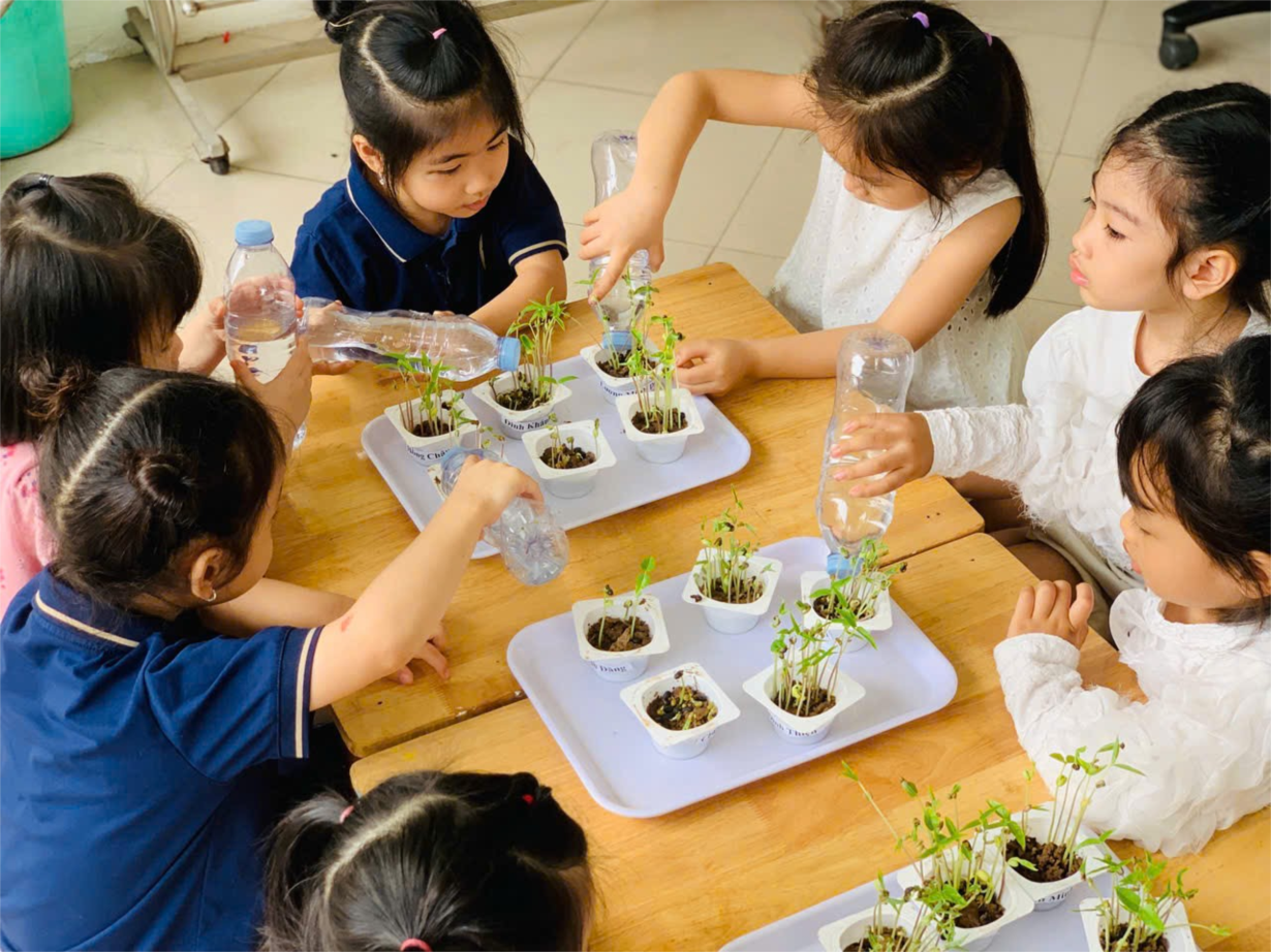 Các bé lớp MGN B4 Làm bưu thiếp tặng bà và mẹ ngày 8/3