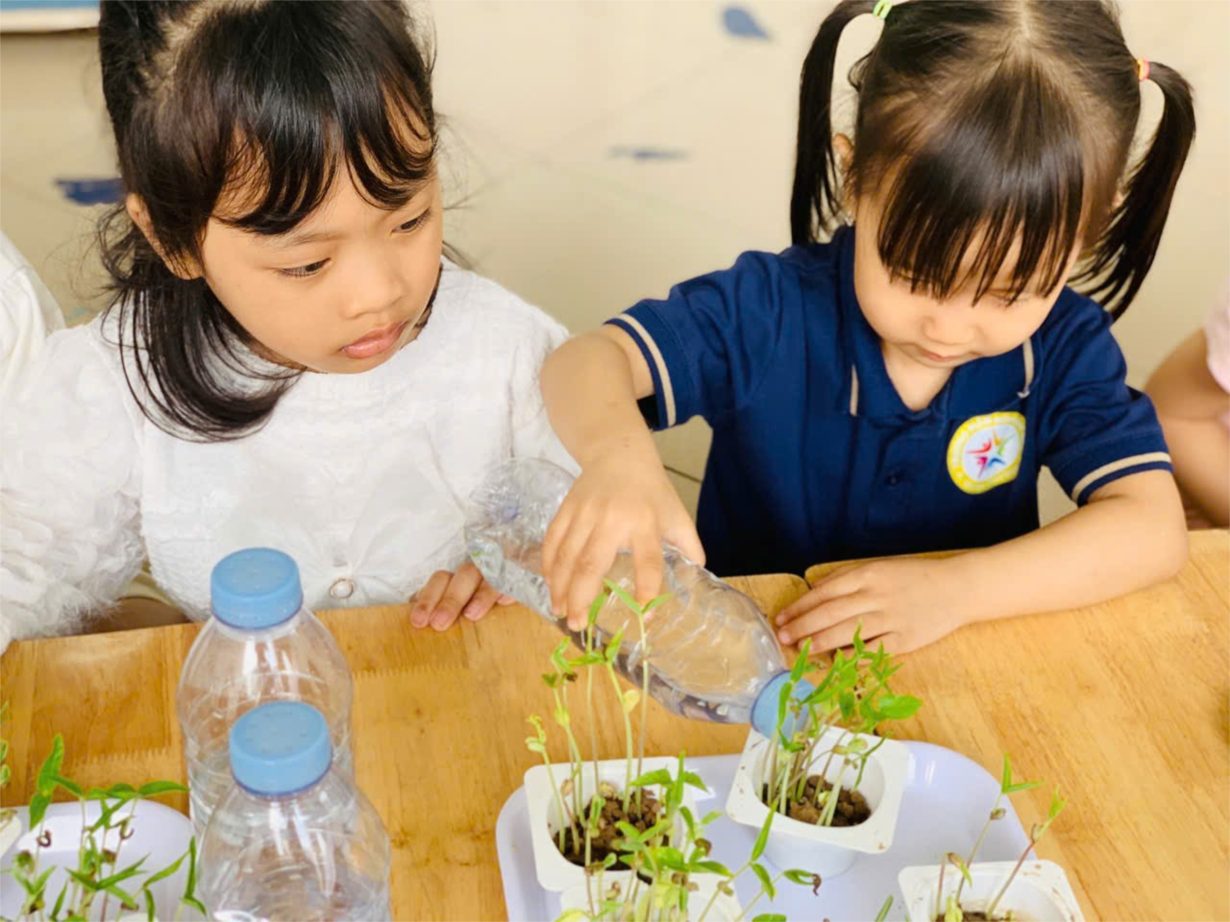 Các bé lớp MGN B4 Làm bưu thiếp tặng bà và mẹ ngày 8/3