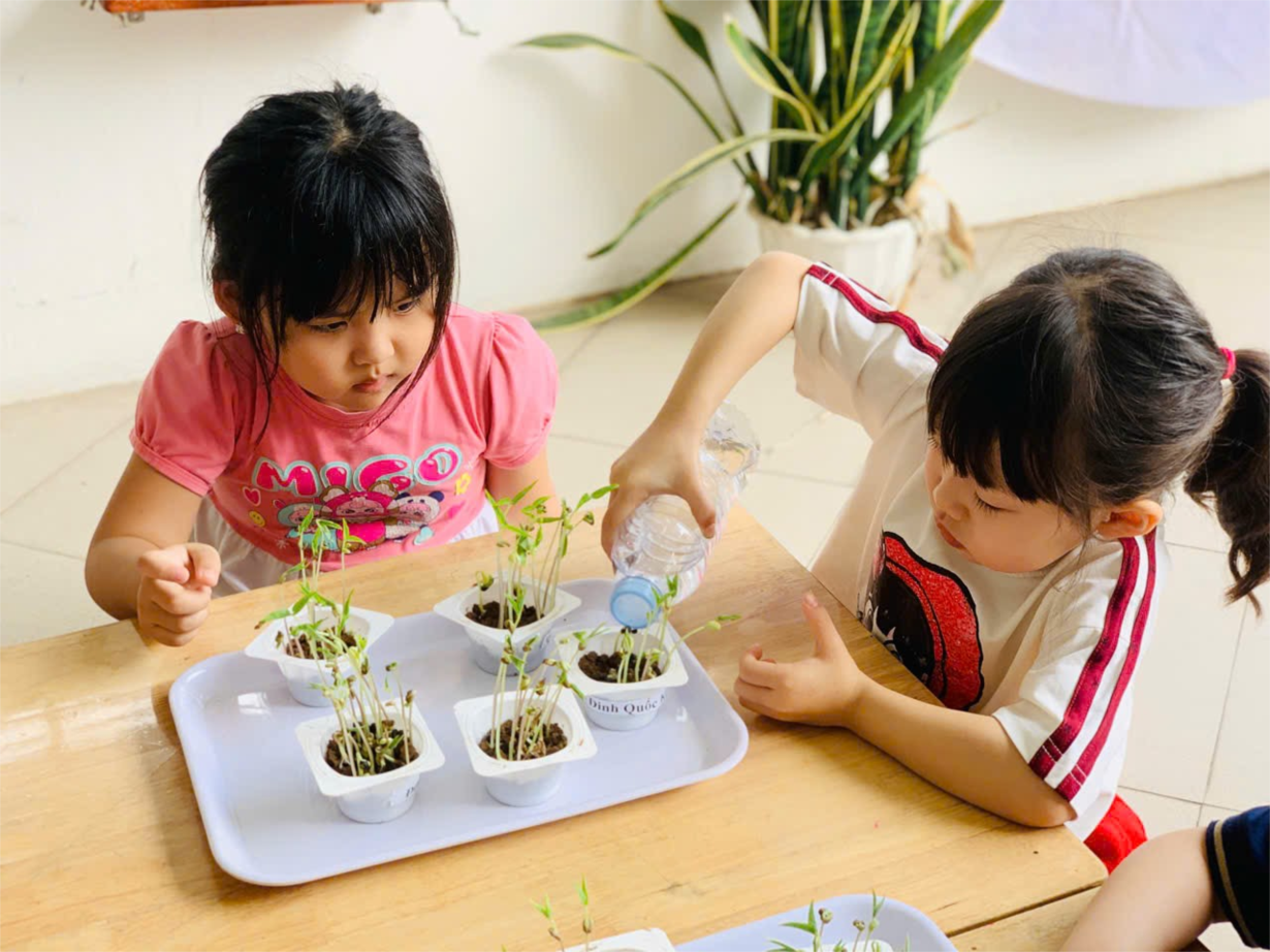 Các bé lớp MGN B4 Làm bưu thiếp tặng bà và mẹ ngày 8/3