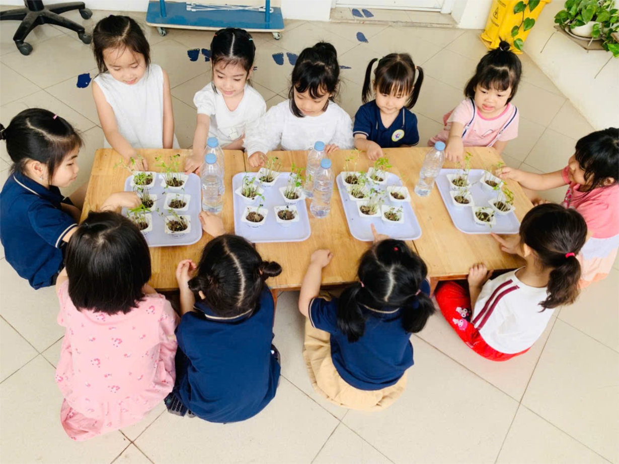 Các bé lớp MGN B4 Làm bưu thiếp tặng bà và mẹ ngày 8/3