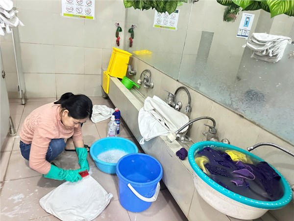 Tổng vệ sinh trobng và ngoài lớp học trước thềm đón xuân Bính Ngọ