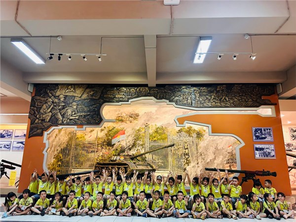 Lớp MGN B3 Tham gia hoạt động ngoại khóa   Bảo tàng vũ khi - xem xiếc 