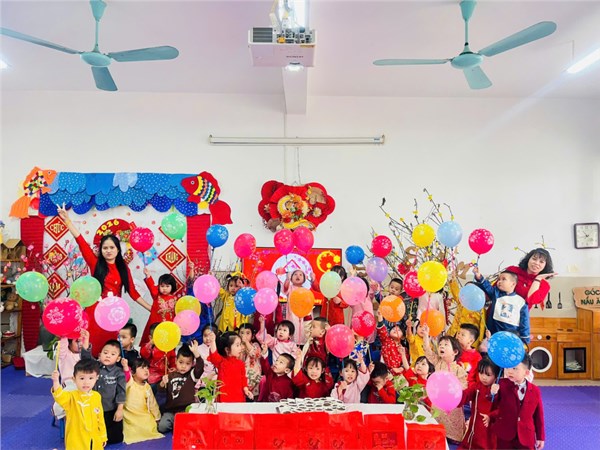 Quà và  lì xì đầu năm mới cho các bé lớp MGB C3