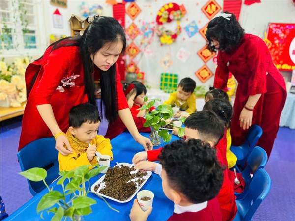 Hoaatj động gieo hạt đậu may mắn đầu năm của các bé lớp MGB C3