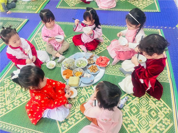 Hoạt động trải nghiệm Mâm cơm gia đình Tết sum vầy cửa các bé lớp MGB C3