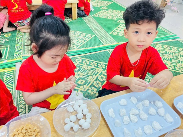 Tết hàn thực: Hoạt động trải nghiệm làm bánh trôi của các bé lớp MGB C3