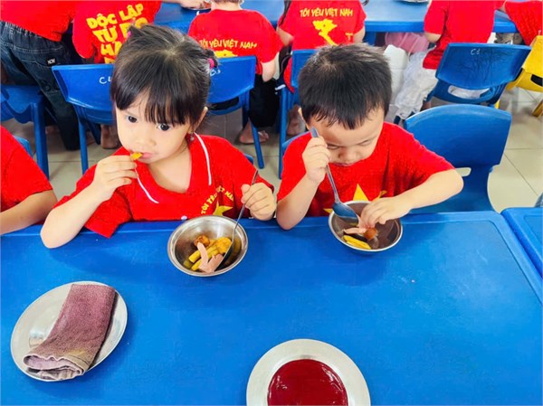 Bữa tiệc buffet chào mừng 30/4 - 1/5 của các bé lớp MGB C3