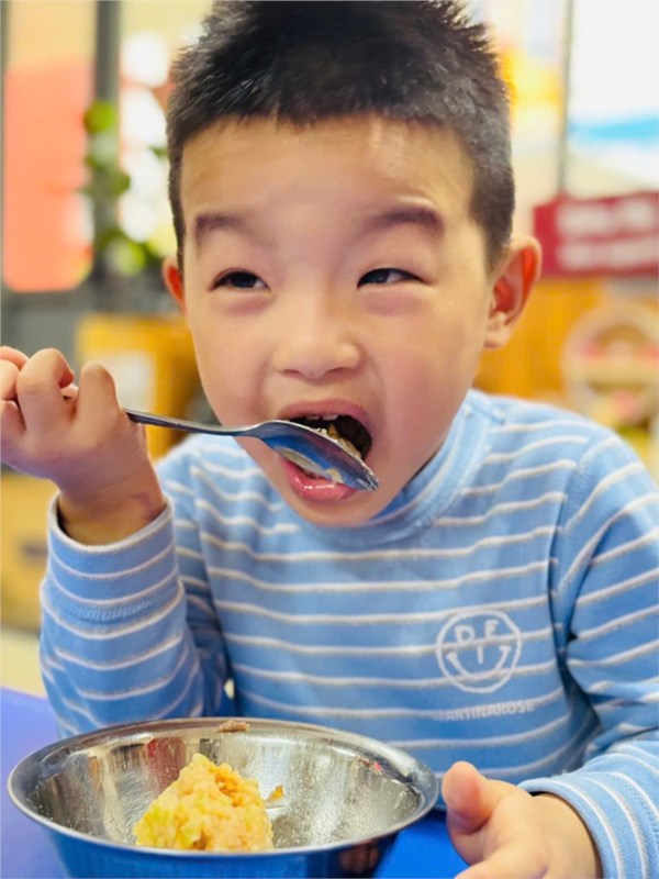 🌸 🌼Bé trải nghiệm trông nồi bánh chưng, thưởng thức hương vị Tết truyền thống – Gìn giữ Tết xưa 🌸🌼