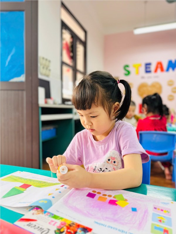 Ảnh đẹp tháng 3/2026 - Bé ghép hình tạo thành phương tiện giao thông – Lớp MG nhỡ B2