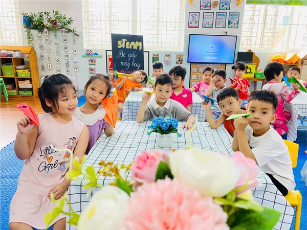 Ảnh đẹp tháng 3/2026 - Hoạt động Steam: “Gấp máy bay giấy” của các bé lớp A1 