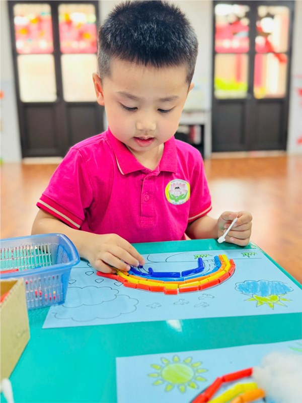 Ảnh đẹp tháng 4/2026- Bé làm tranh cầu vồng bằng ống hút - Lớp MG nhỡ B3