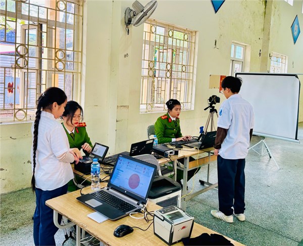 Học sinh làm thẻ CCCD 