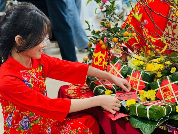 THẦY TRÒ TRƯỜNG TIỂU HỌC THANH AM  TRẢI NGHIỆM GÓI BÁNH CHƯNG  TẠI NGÀY HỘI TUỔI TRẺ VIỆT HƯNG 2026